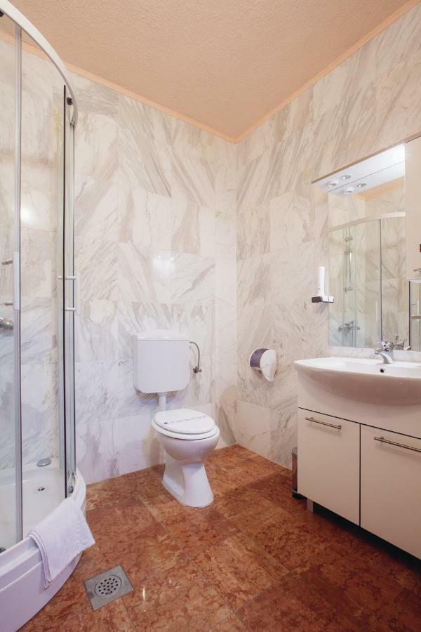 Apartmani I Sobe Dinko Starigrad Paklenica Exterior foto
