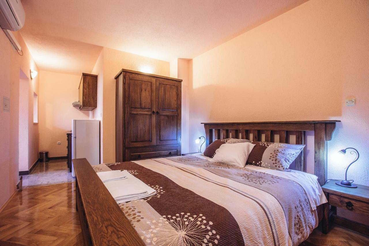 Apartmani I Sobe Dinko Starigrad Paklenica Exterior foto