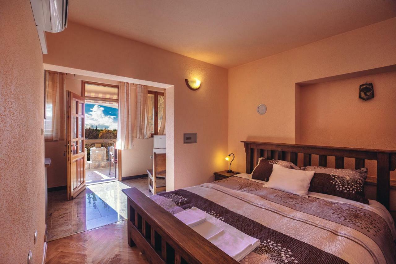 Apartmani I Sobe Dinko Starigrad Paklenica Exterior foto