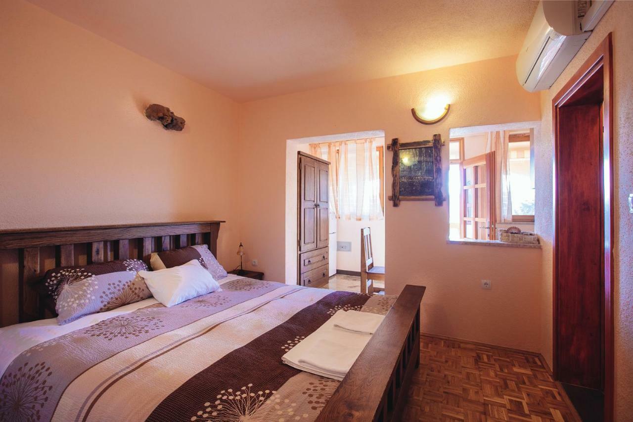 Apartmani I Sobe Dinko Starigrad Paklenica Exterior foto